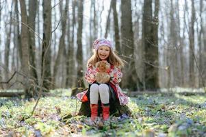 petite fille avec un lapin photo