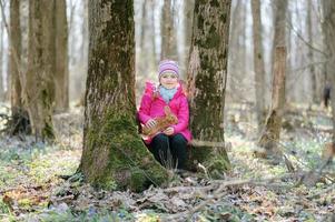 petite fille avec un lapin photo