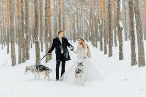 Séance photo de mariage d'hiver dans la nature