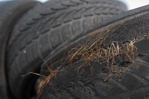 vieux pneus de voiture noirs. dépotoir non autorisé. photo