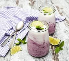yaourt aux fruits frais avec mûres
