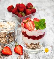 yaourt aux fraises avec muesli photo