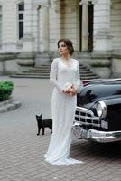 couple de mariés avec voiture de mariage photo