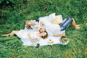 un couple heureux s'amuse dans le parc sur la nature. photo