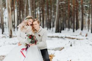 Séance photo de mariage d'hiver dans la nature