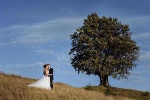 belle mariée et le marié à la montagne photo