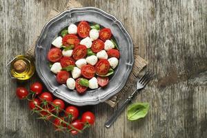 Gros plan d'une salade de tomates mozzarella au basilic photo