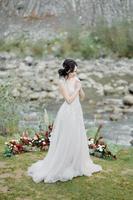 portrait de la mariée. cérémonie de mariage dans la nature photo