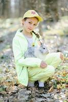 petite fille avec un lapin photo