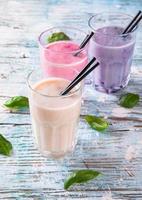 milk-shake de fruits frais sur bois photo