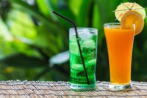 soda aux fruits verts et jus d'orange photo