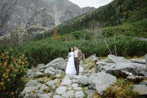 beau couple marchant parmi les rochers photo