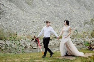 les mariés. cérémonie de mariage sur le fond des montagnes photo
