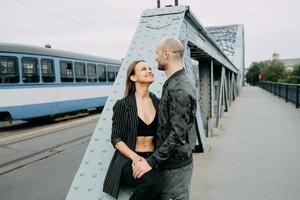 portrait d'un couple romantique heureux avec café marchant à l'extérieur dans la vieille ville européenne photo