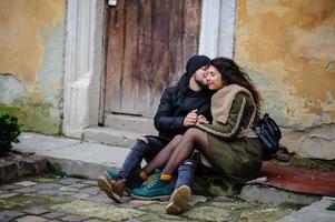 couple d'amoureux s'amusant à l'extérieur. homme couvrant les yeux de la femme avec une casquette. photo