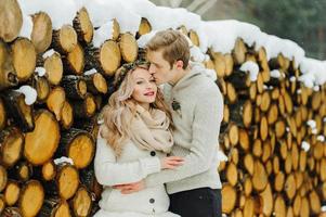 Séance photo de mariage d'hiver dans la nature