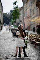 vue latérale sur toute la longueur d'un couple embrassant dans la rue photo