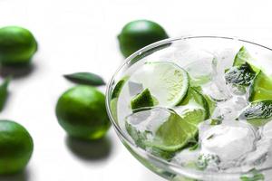 cocktail frais avec des tranches de citron vert