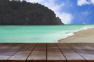 plate-forme d'espace de table en bois vide et îles sur fond de mer et de ciel pour le montage d'affichage de produit, table en bois pour le placement de produit photo