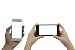 main tenant un smartphone avec un écran blanc vierge sur fond blanc. photo