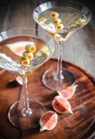 deux cocktails martini aux olives