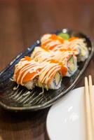rouleau de sushi de fruits de mer japonais photo