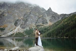 couple d'amoureux sur le fond du lac aux yeux de mer en pologne photo