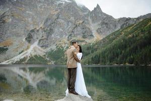 couple d'amoureux sur le fond du lac aux yeux de mer en pologne photo