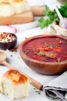 soupe aux légumes russe ukrainienne traditionnelle, bortsch aux beignets à l'ail, pampushki