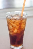 verre de cola avec de la glace photo