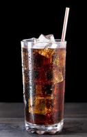 verre de cola avec de la glace photo