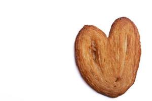 pain cuit au four en forme de coeur, cuisson de la pâte feuilletée sur fond blanc. photo