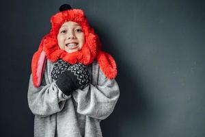 un garçon portant de jolis vêtements d'hiver se sentant froid pendant la saison d'hiver photo