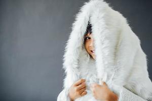 mignon garçon portant des vêtements d'hiver pendant la saison d'hiver photo