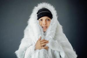 mignon garçon portant des vêtements d'hiver pendant la saison d'hiver photo