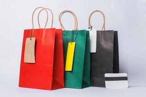 sac à provisions et carte de crédit pour le concept de magasinage