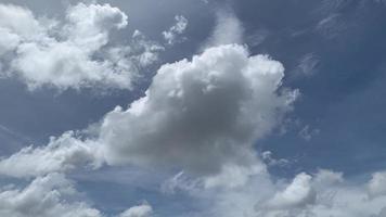 fond de ciel avec des nuages, de beaux nuages photo