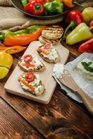 baguette santé, tartinade de fromage blanc avec des légumes et des herbes photo