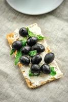 pain croustillant au fromage, olives et fines herbes photo