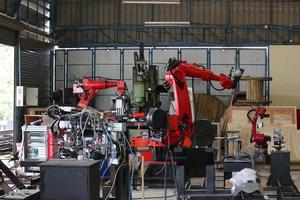 Usine automobile, machinerie industrielle robot automatique de voitures de soudage de bras dans la chaîne de production de l'usine du fabricant de véhicules photo