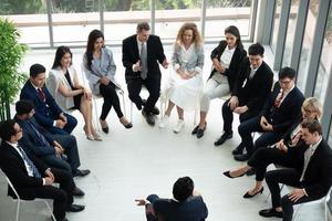 groupe de gens d'affaires collaborant au bureau ou de gens d'affaires multiethniques en réunion. photo