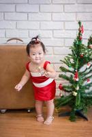 petite fille en costume rouge pour le thème de noël. photo