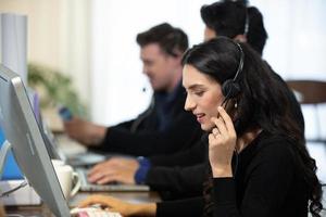 concept d'équipe de service. opérateur ou centre de contact vente au bureau, centre d'appels pour les personnes d'information, bureau d'assistance aux ventes d'une équipe professionnelle de qualité. entreprise représentative de l'environnement au travail. photo