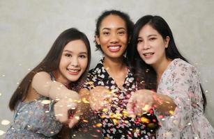 portrait en gros plan d'un mode de vie intérieur de trois jeunes amis amusants qui s'amusent et prétendent des visages. ambiance de fête à la maison. journée internationale de la femme. groupe de trois jeunes femmes heureuses souriantes. génération z photo