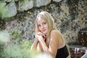 une belle femme portant des vêtements d'exercice joue et profite de la nature dans le jardin pendant la journée. photo