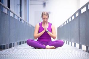 portrait de femmes gaies avec des vêtements de sport faisant une pose de yoga à l'extérieur photo