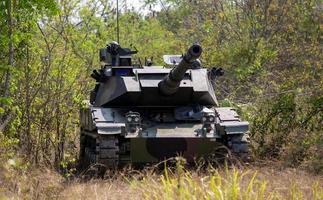 réservoir militaire de munitions dans la forêt. photo