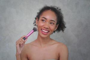 portrait d'une femme afro-américaine calme et satisfaite avec une coiffure bouclée touffue, photo