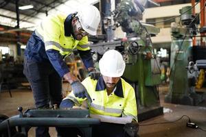 hommes professionnels ingénieur ouvrier compétences qualité, maintenance, formation ouvrier d'usine de l'industrie, atelier d'entrepôt pour les opérateurs d'usine, production d'équipe de génie mécanique. photo