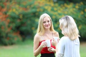 portrait de deux jeunes amis à l'extérieur. photo